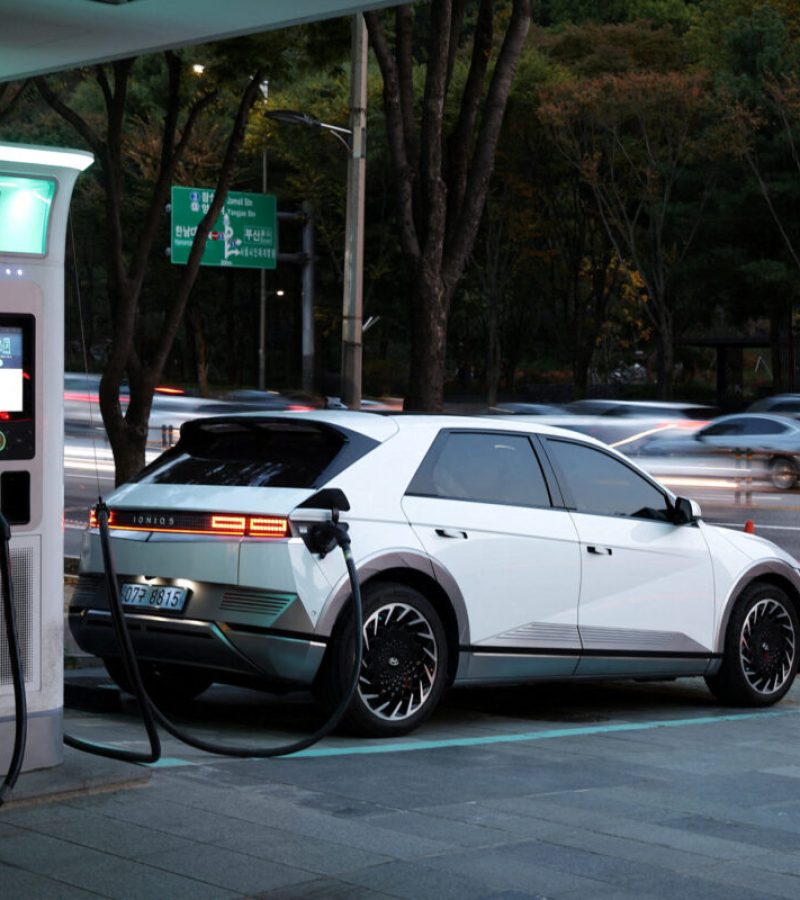 FILE PHOTO: A Hyundai Ioniq 5 electric vehicle is charged at Chaevi Stay Charging Station in Seoul, South Korea, October 18, 2023.   REUTERS/Kim Hong-Ji/File Photo